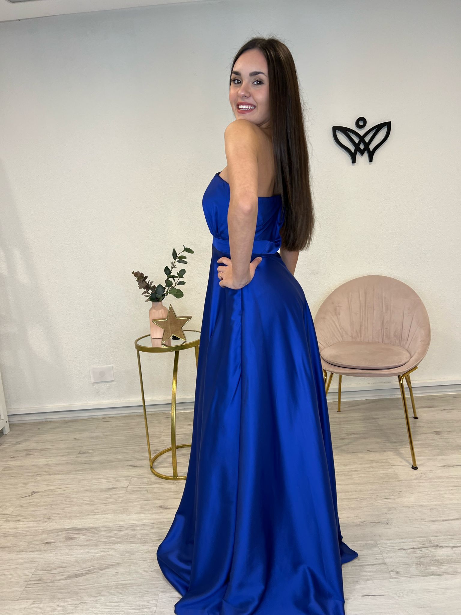 Vestido fiesta largo satinado asimétrico en azulón