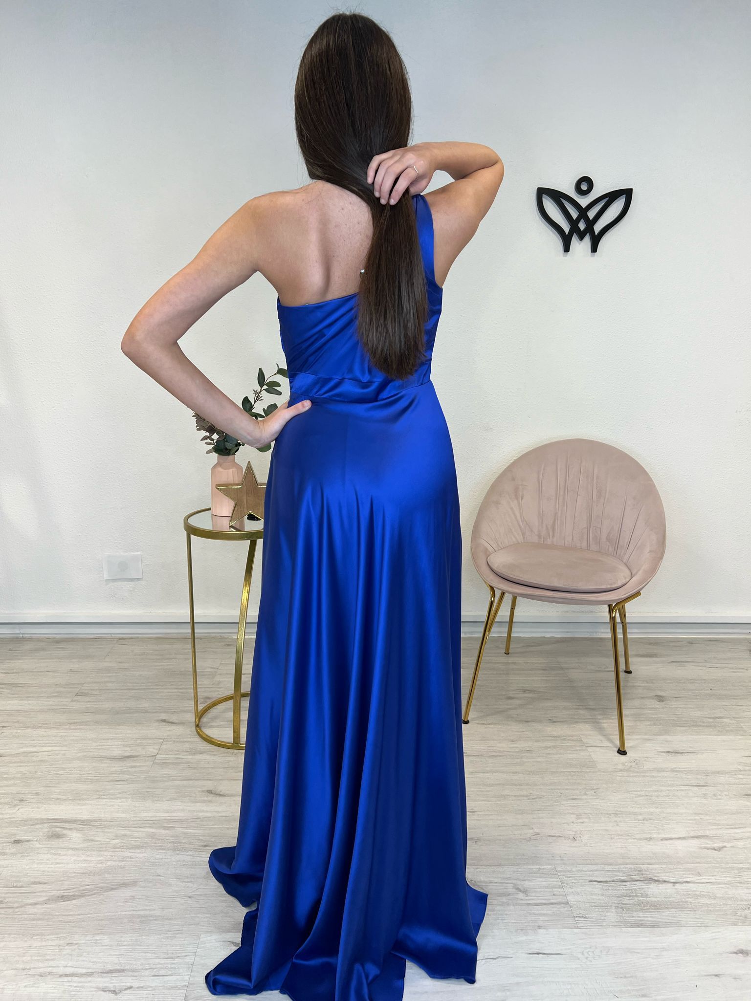 Vestido fiesta largo satinado asimétrico en azulón