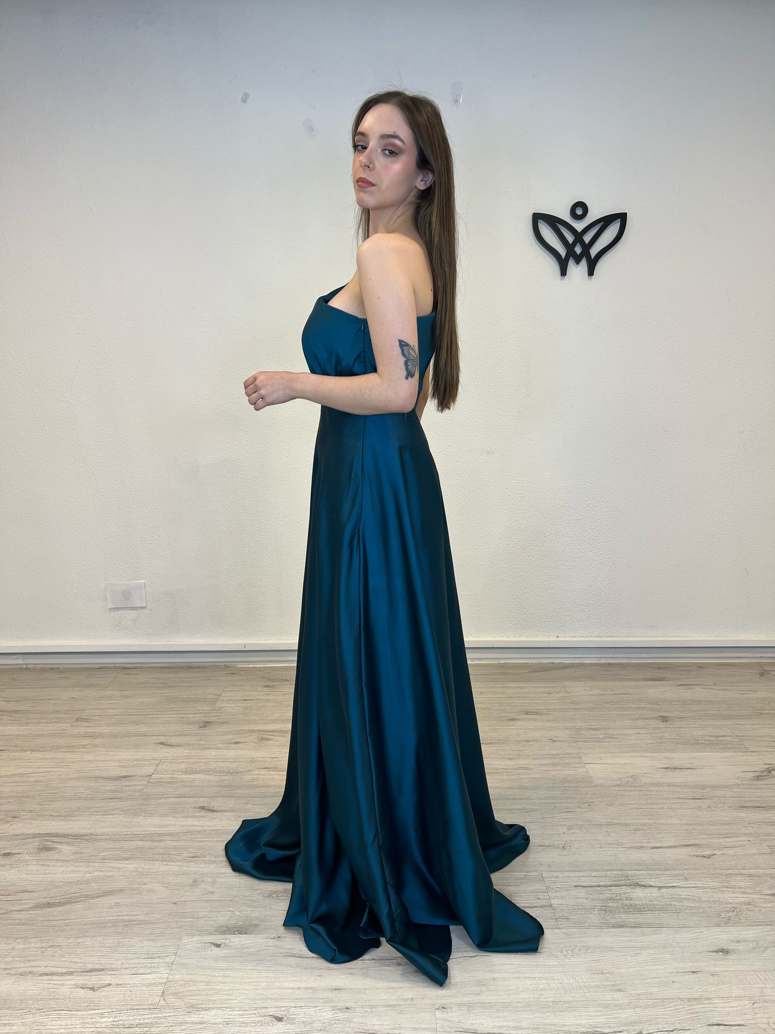 Vestido largo fiesta satinado asimétrico verde