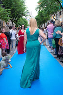 Vestido largo fiesta satinado drapeado abertura verde