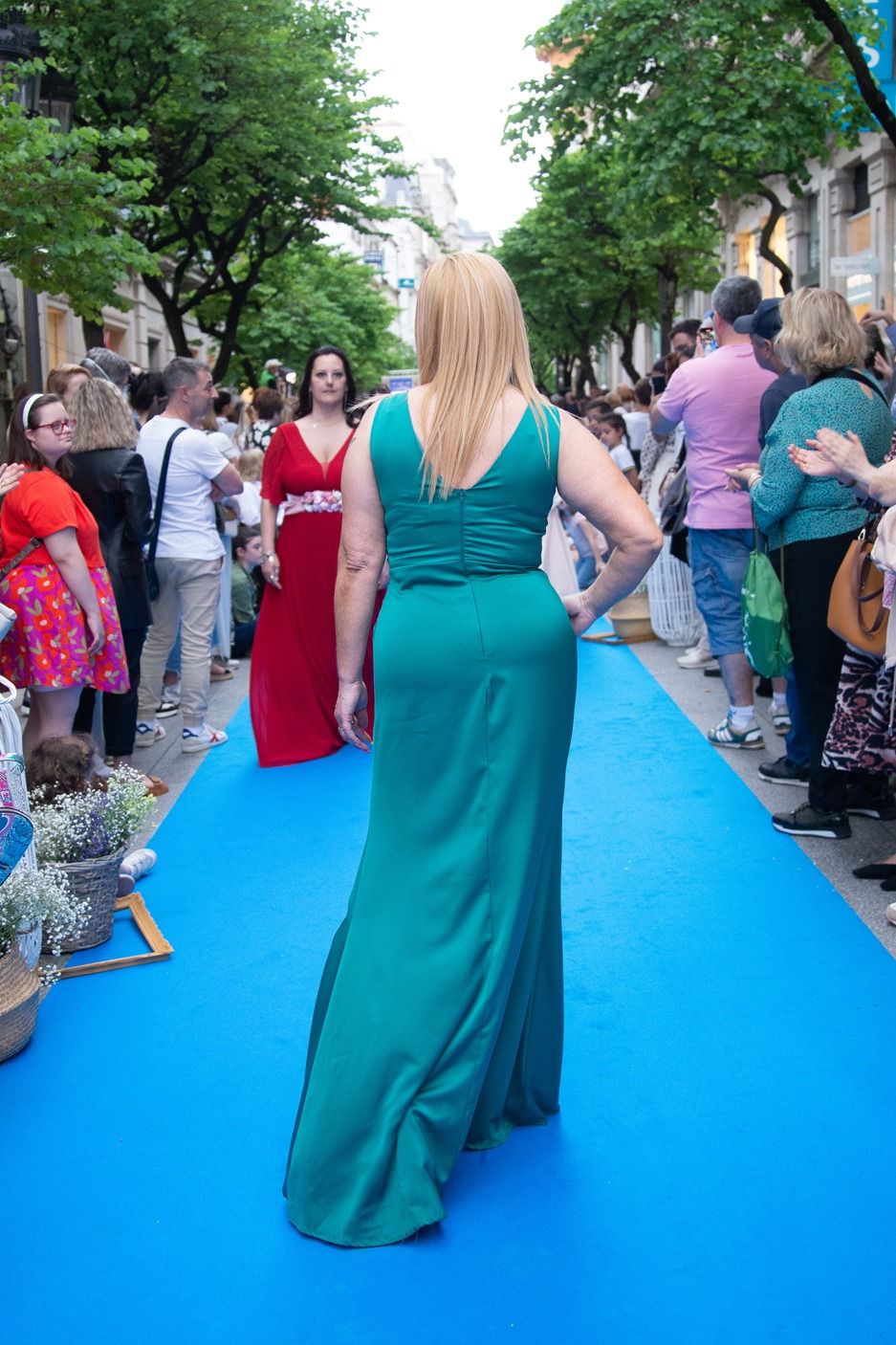Vestido largo fiesta satinado drapeado abertura verde