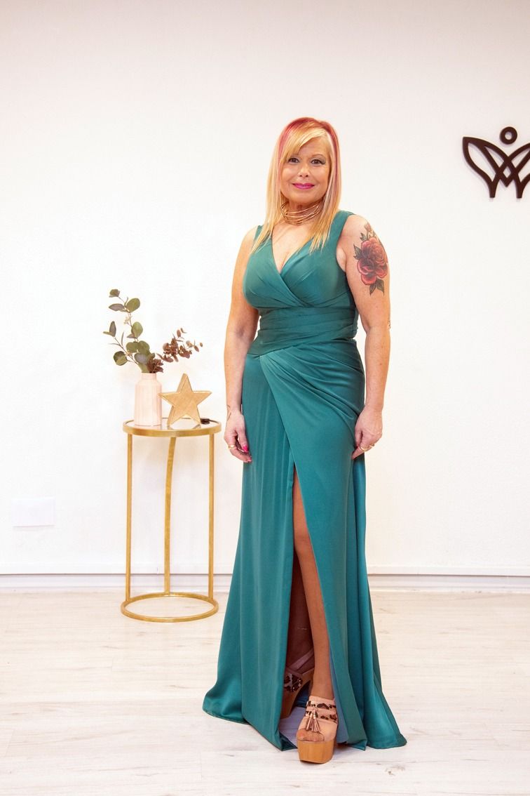 Vestido largo fiesta satinado drapeado abertura verde