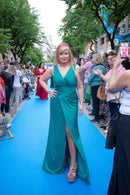 Vestido largo fiesta satinado drapeado abertura verde