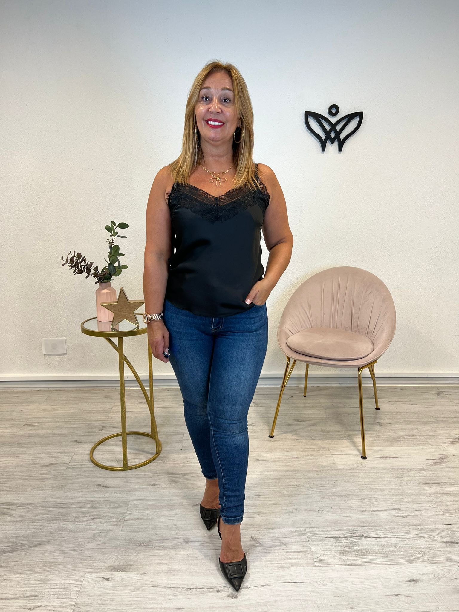 Top lencero satinado escote en pico con puntillas negro