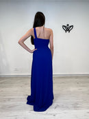 Vestido largo azul asimétrico con abertura