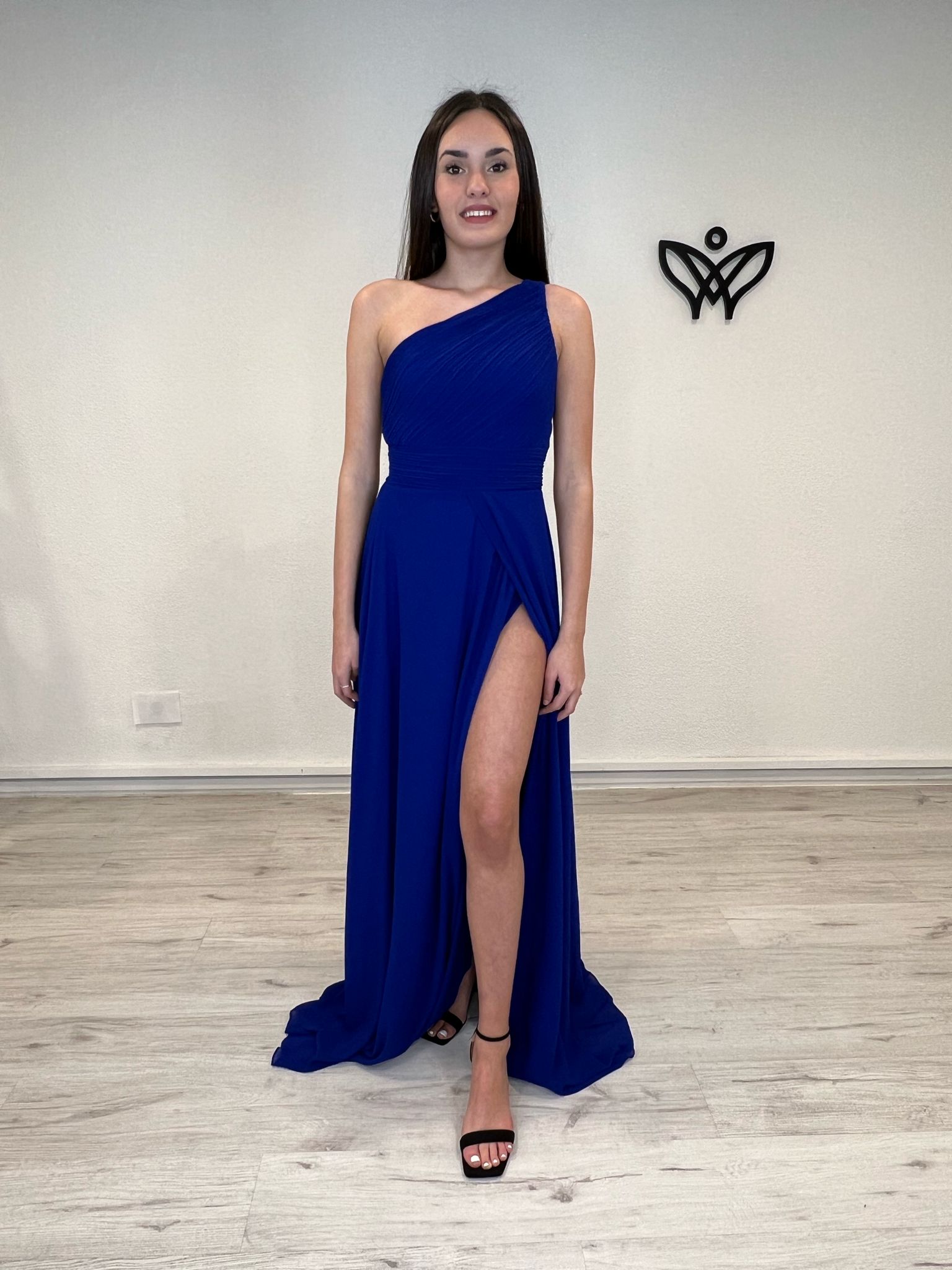 Vestido largo azul asimétrico con abertura