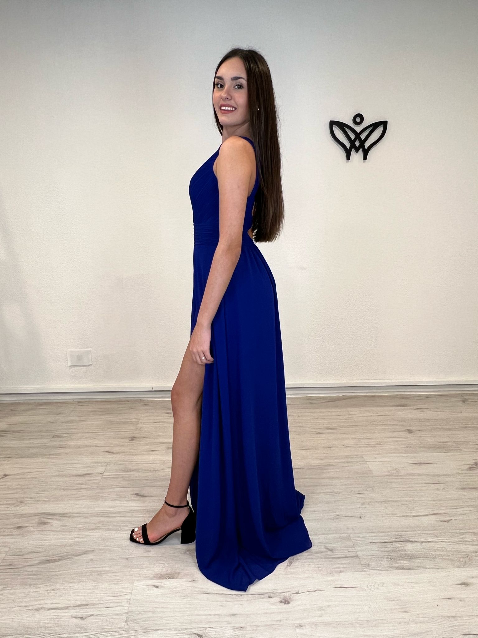 Vestido largo azul asimétrico con abertura