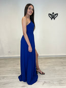 Vestido largo azul asimétrico con abertura