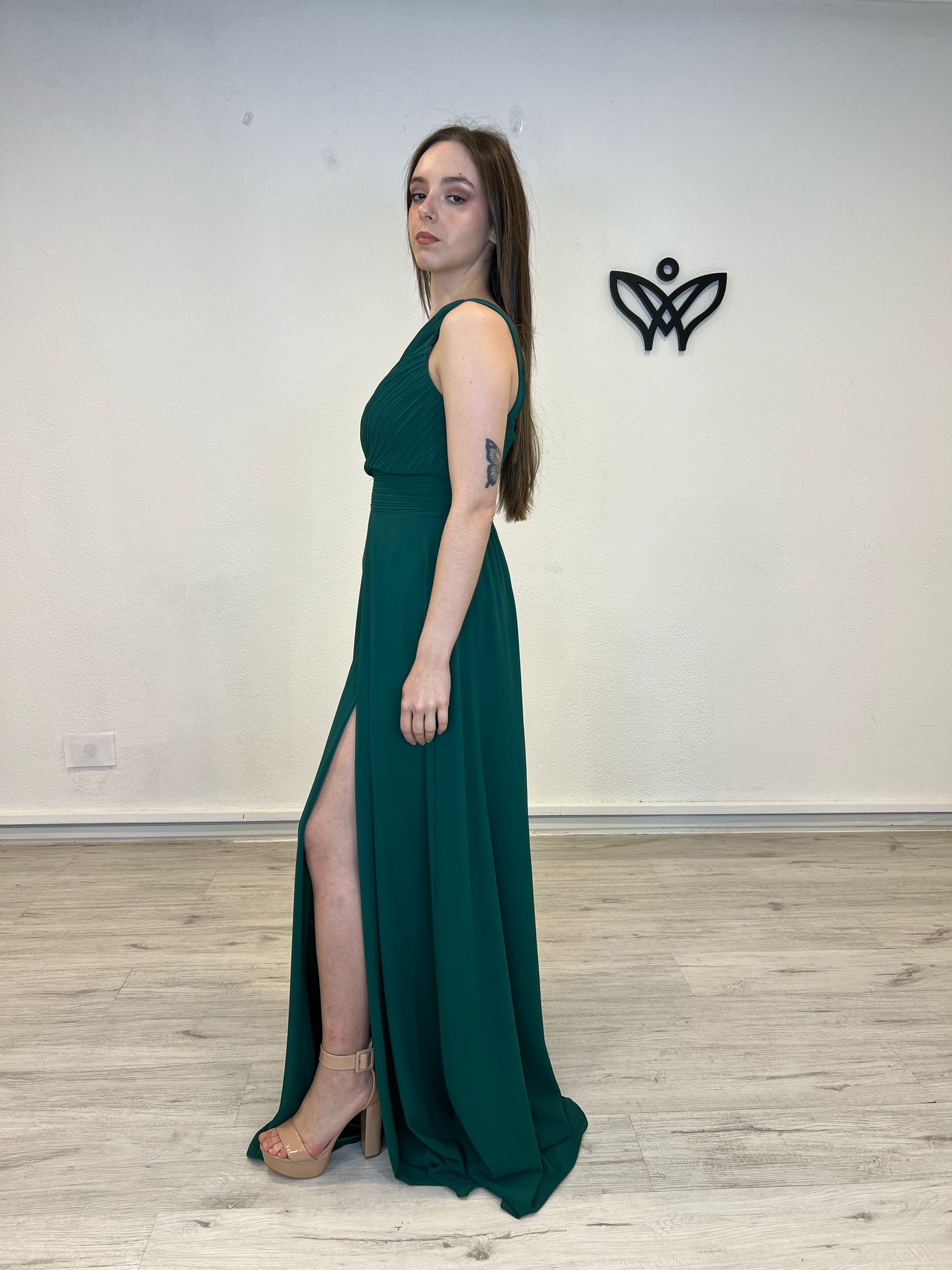 Vestido largo verde botella asimétrico con abertura