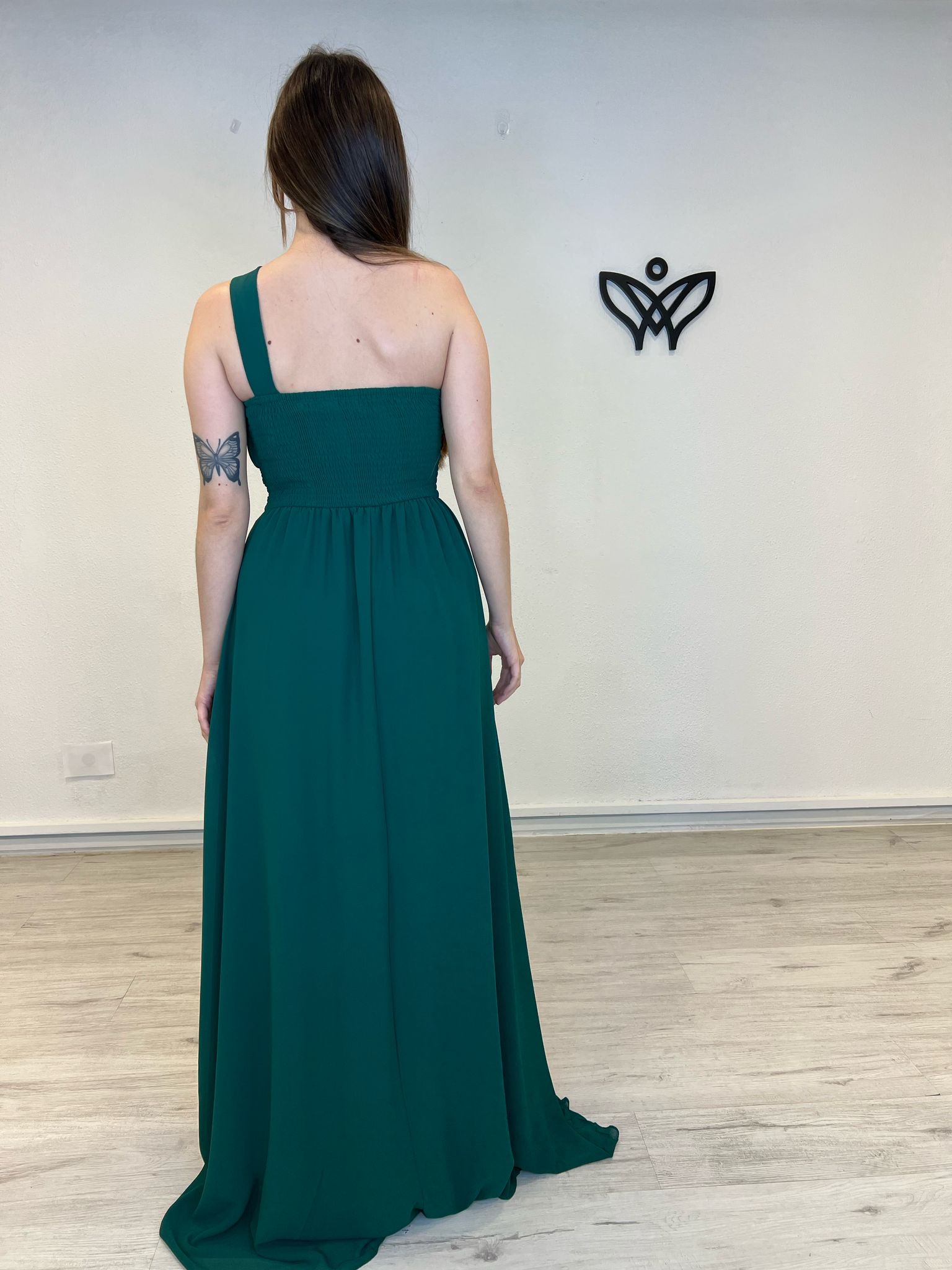 Vestido largo verde botella asimétrico con abertura