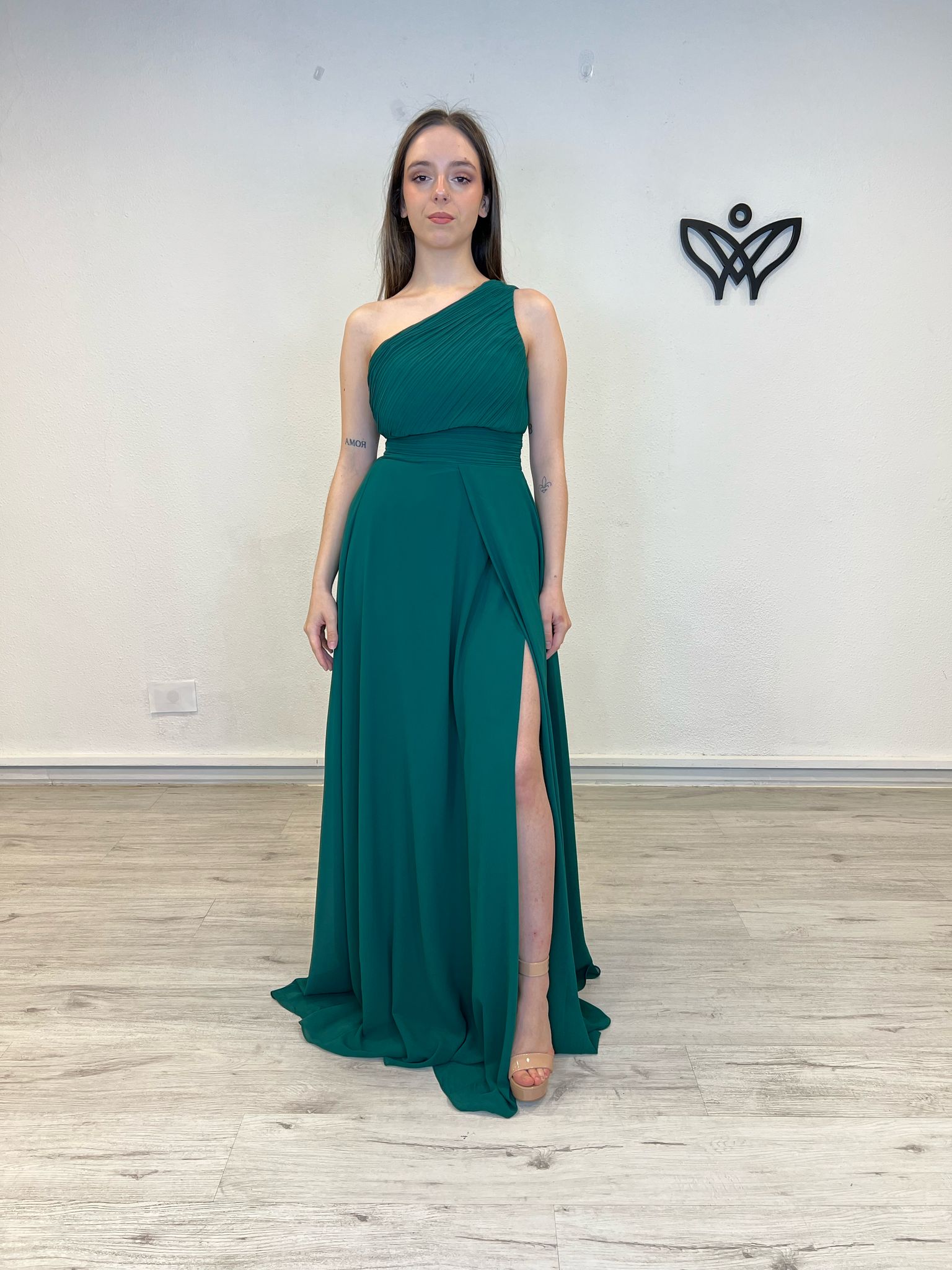 Vestido largo verde botella asimétrico con abertura