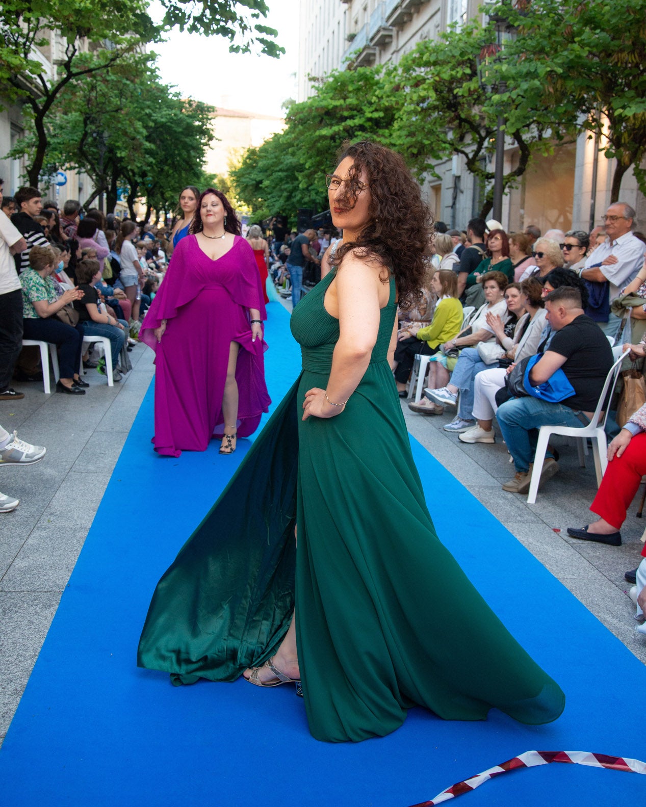 Vestido largo verde con abertura y escote pico