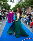 Vestido largo verde con abertura y escote pico