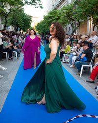 Vestido largo verde con abertura y escote pico