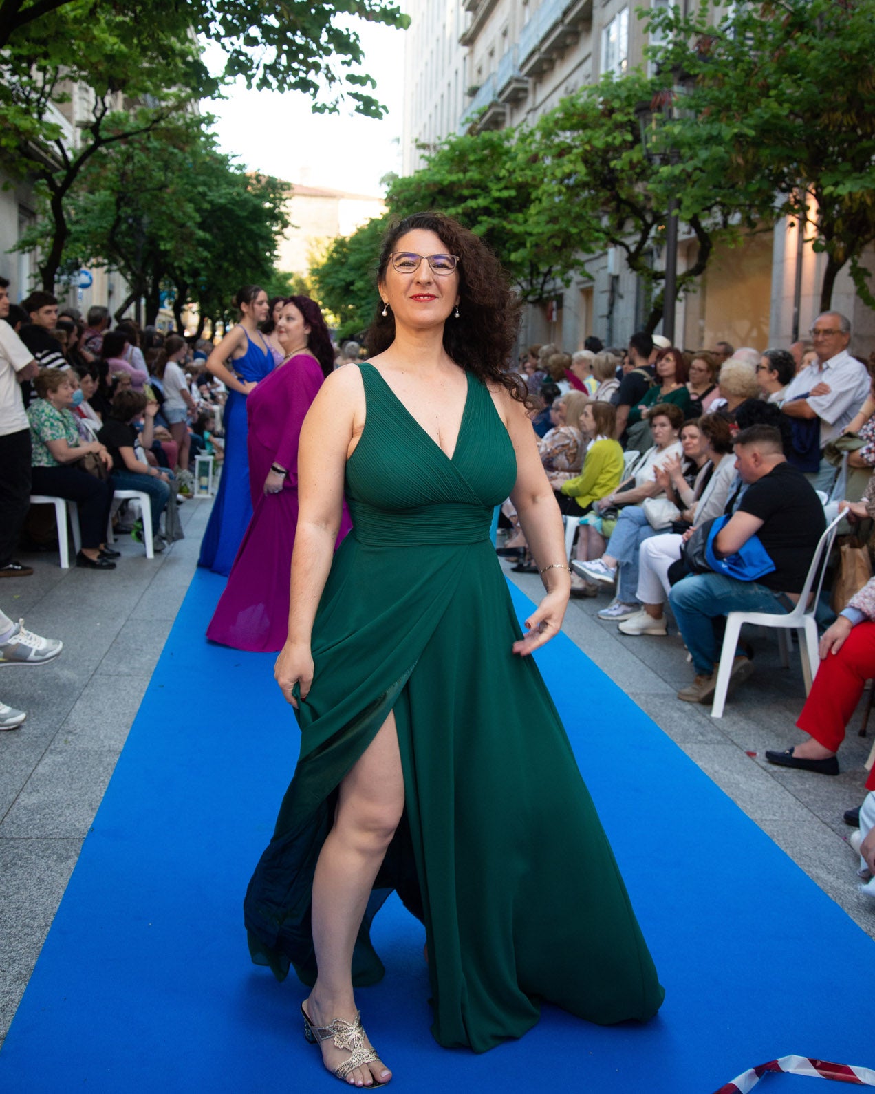 Vestido largo verde con abertura y escote pico