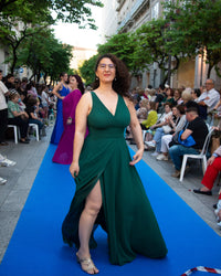 Vestido largo verde con abertura y escote pico