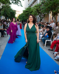 Vestido largo verde con abertura y escote pico