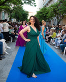 Vestido largo verde con abertura y escote pico