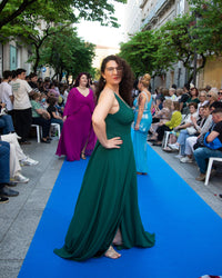 Vestido largo verde con abertura y escote pico