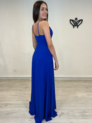 Vestido largo azulón con abertura y escote pronunciado