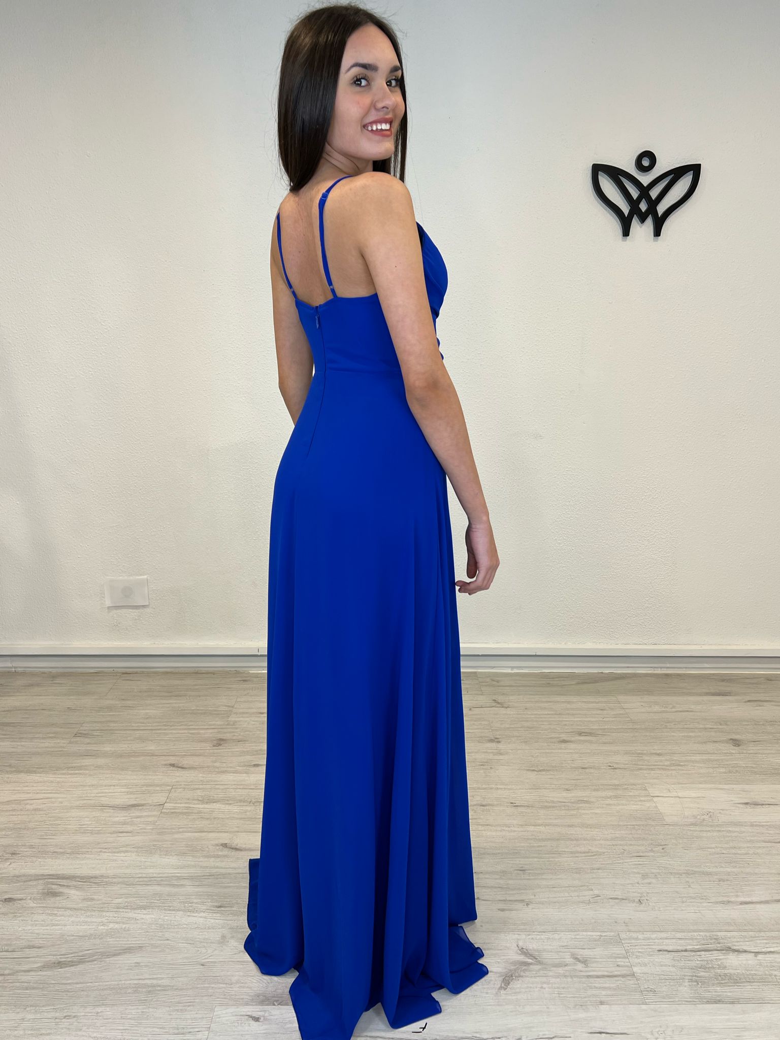 Vestido largo azulón con abertura y escote pronunciado