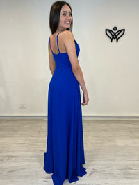 Vestido largo azulón con abertura y escote pronunciado