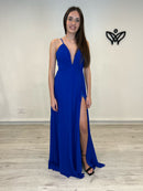 Vestido largo azulón con abertura y escote pronunciado
