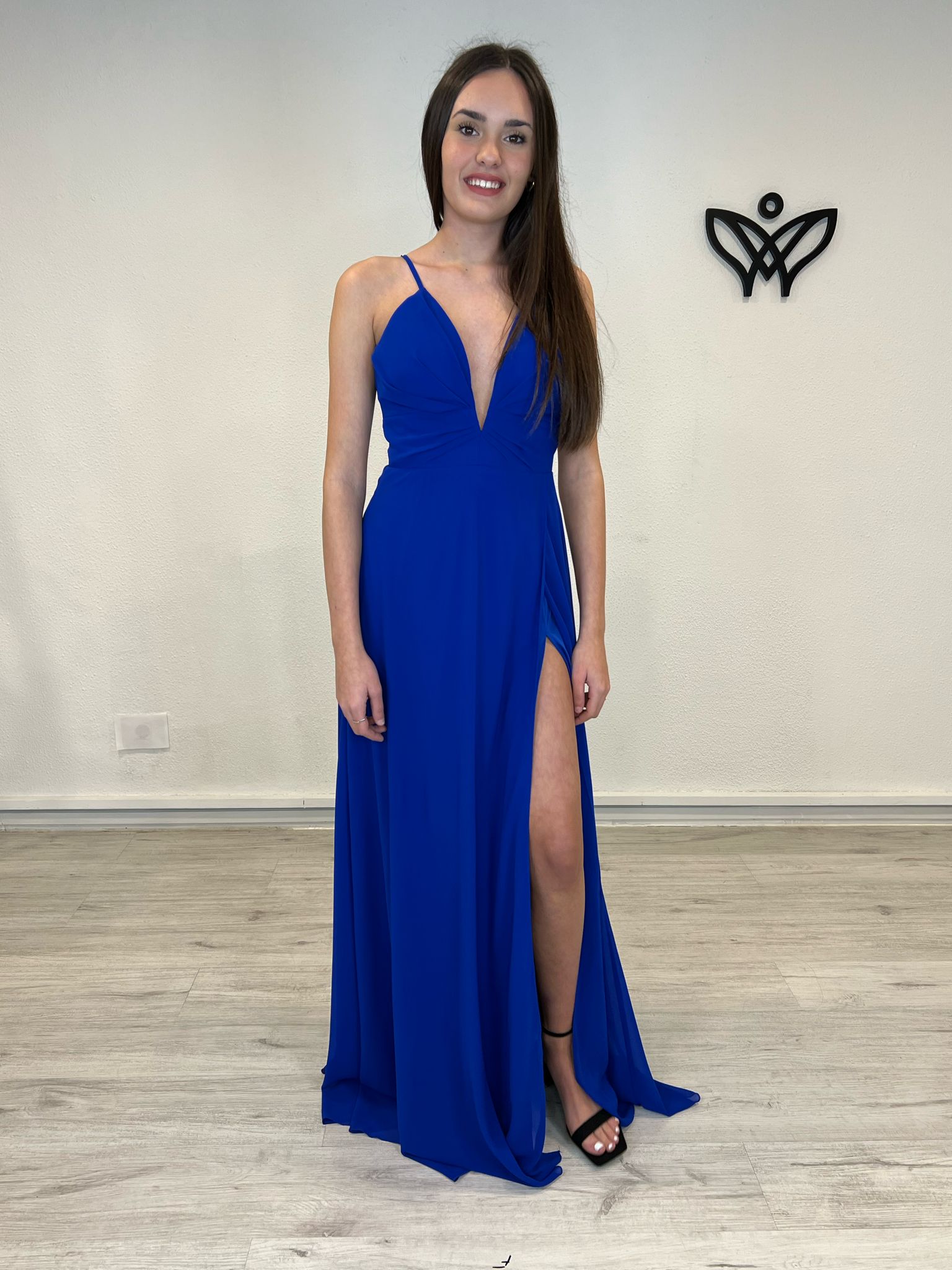 Vestido largo azulón con abertura y escote pronunciado