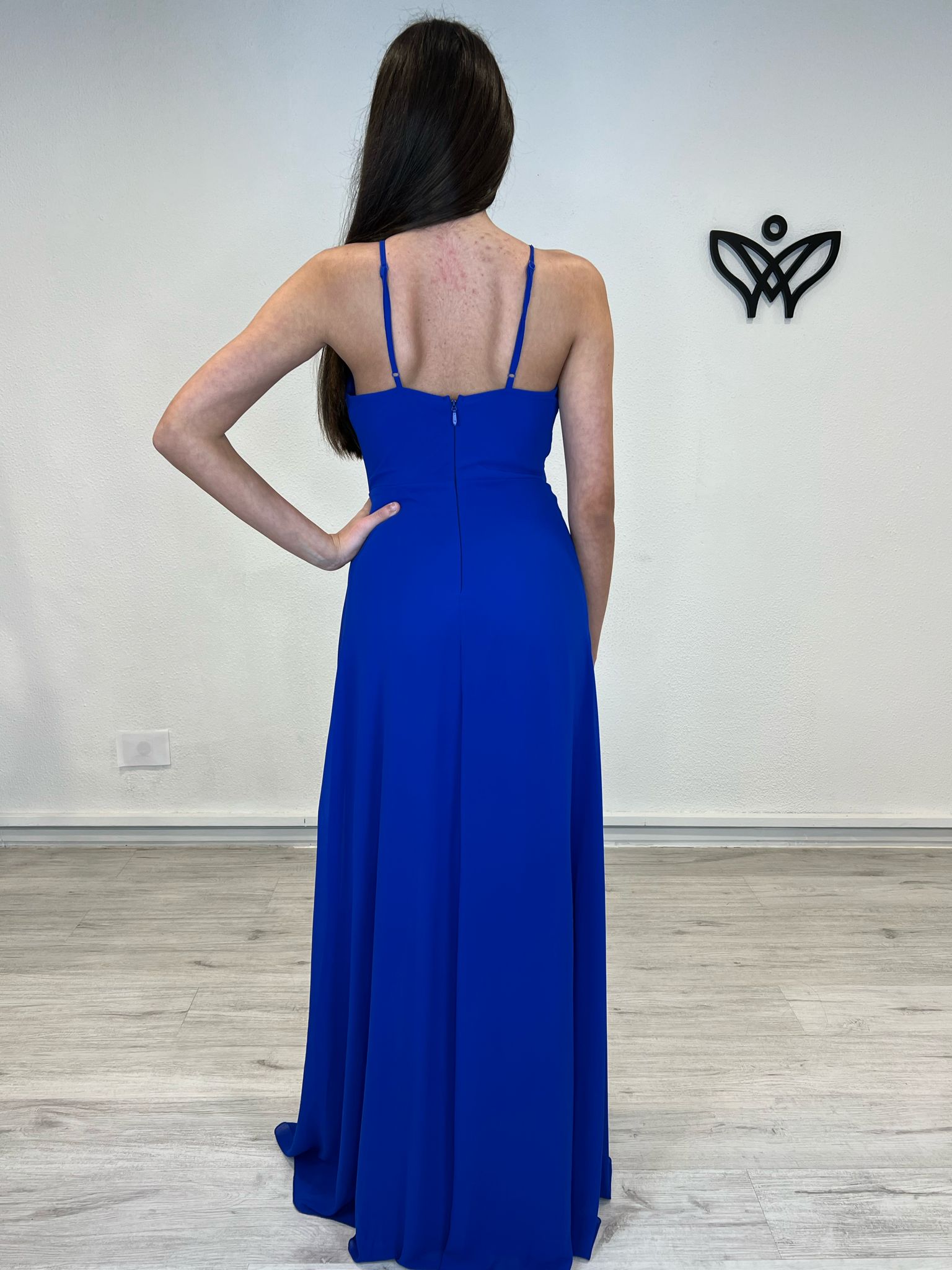 Vestido largo azulón con abertura y escote pronunciado