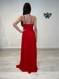 Vestido largo rojo con abertura y escote pronunciado