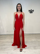 Vestido largo rojo con abertura y escote pronunciado