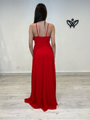 Vestido largo rojo con abertura y escote pronunciado