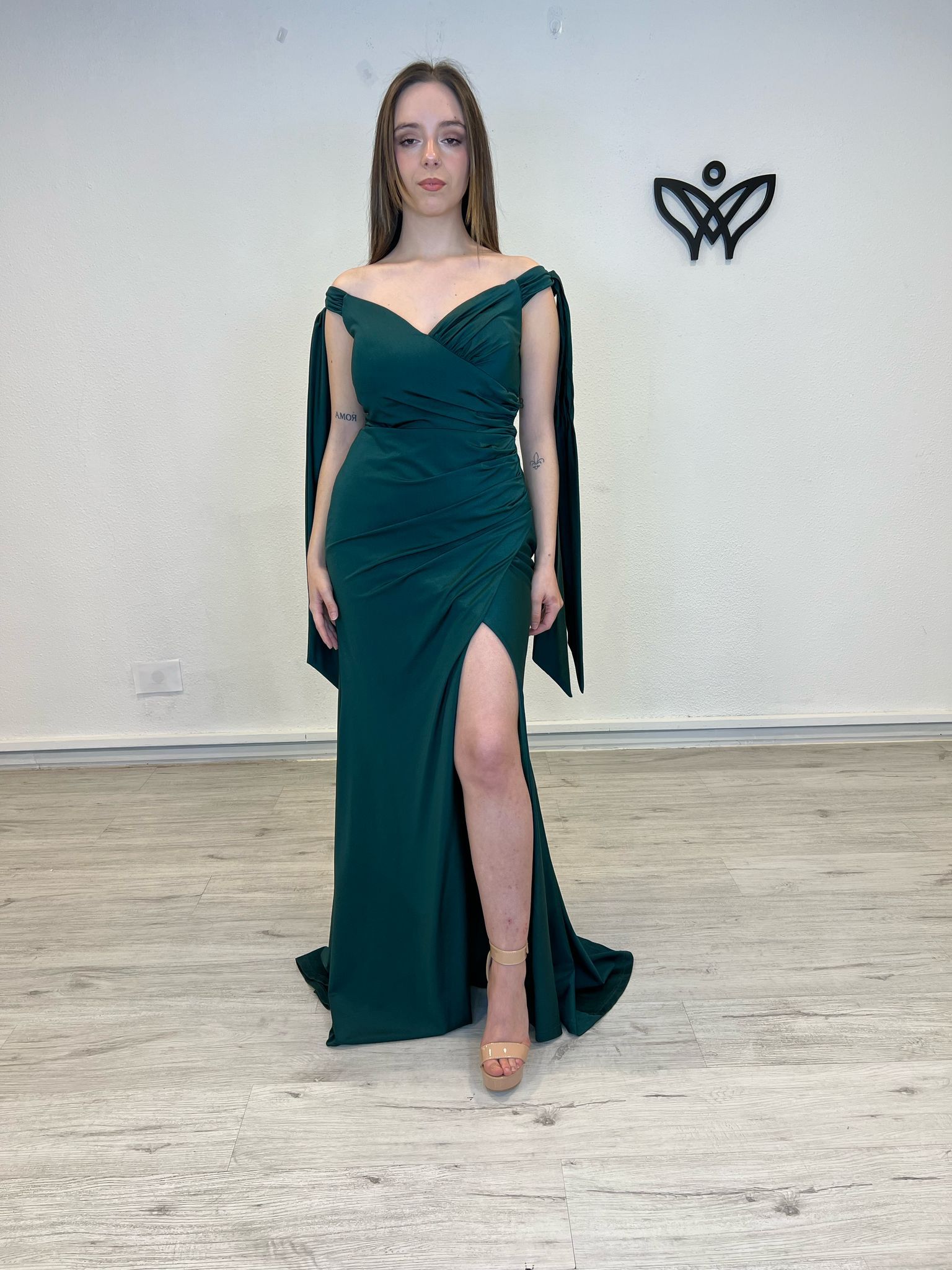 Vestido largo fiesta satinado abertura verde