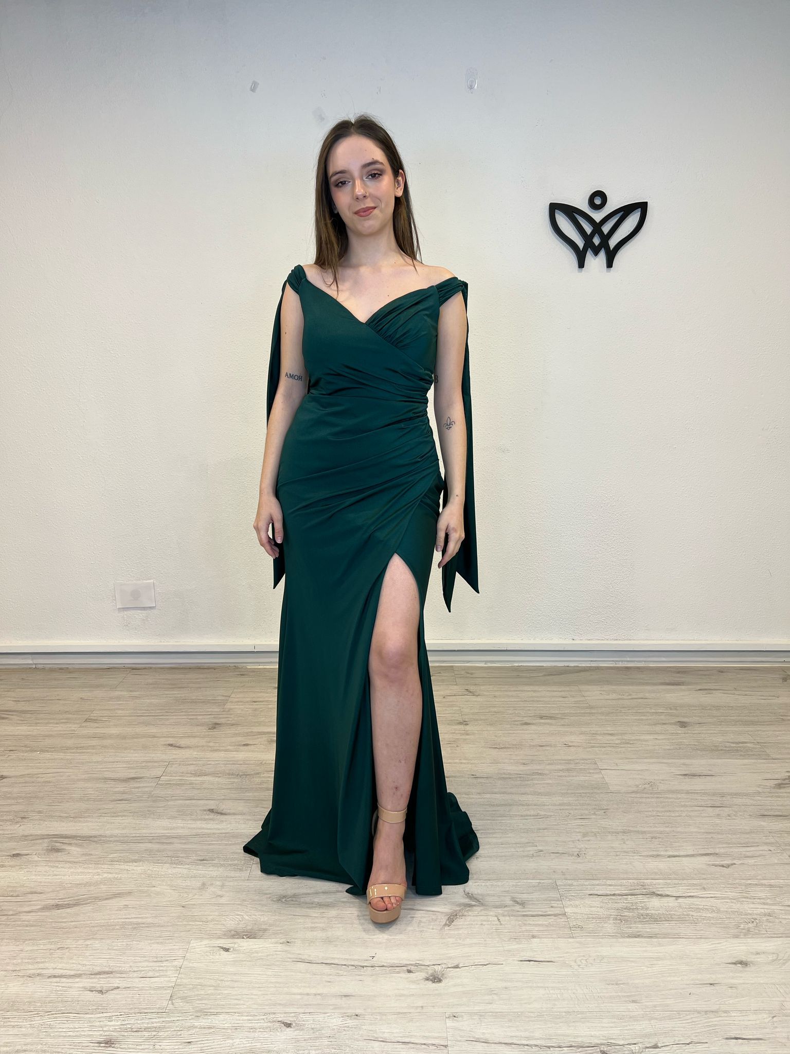 Vestido largo fiesta satinado abertura verde