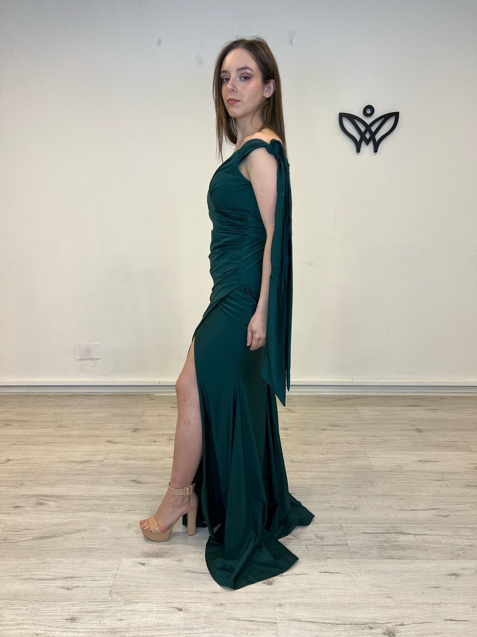 Vestido largo fiesta satinado abertura verde