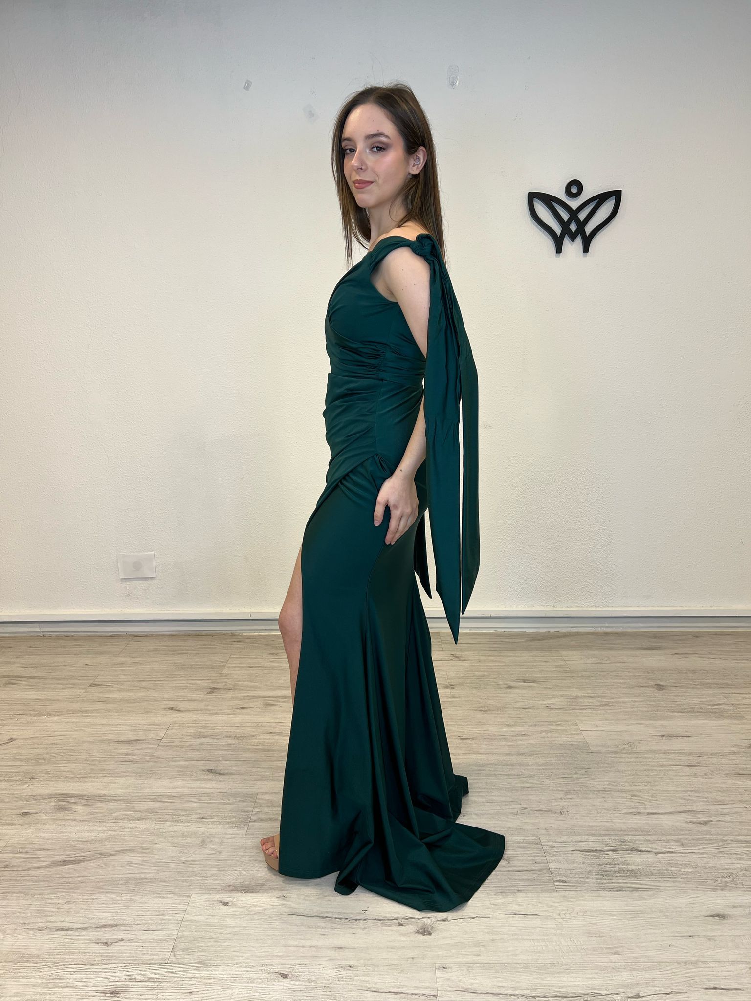 Vestido largo fiesta satinado abertura verde