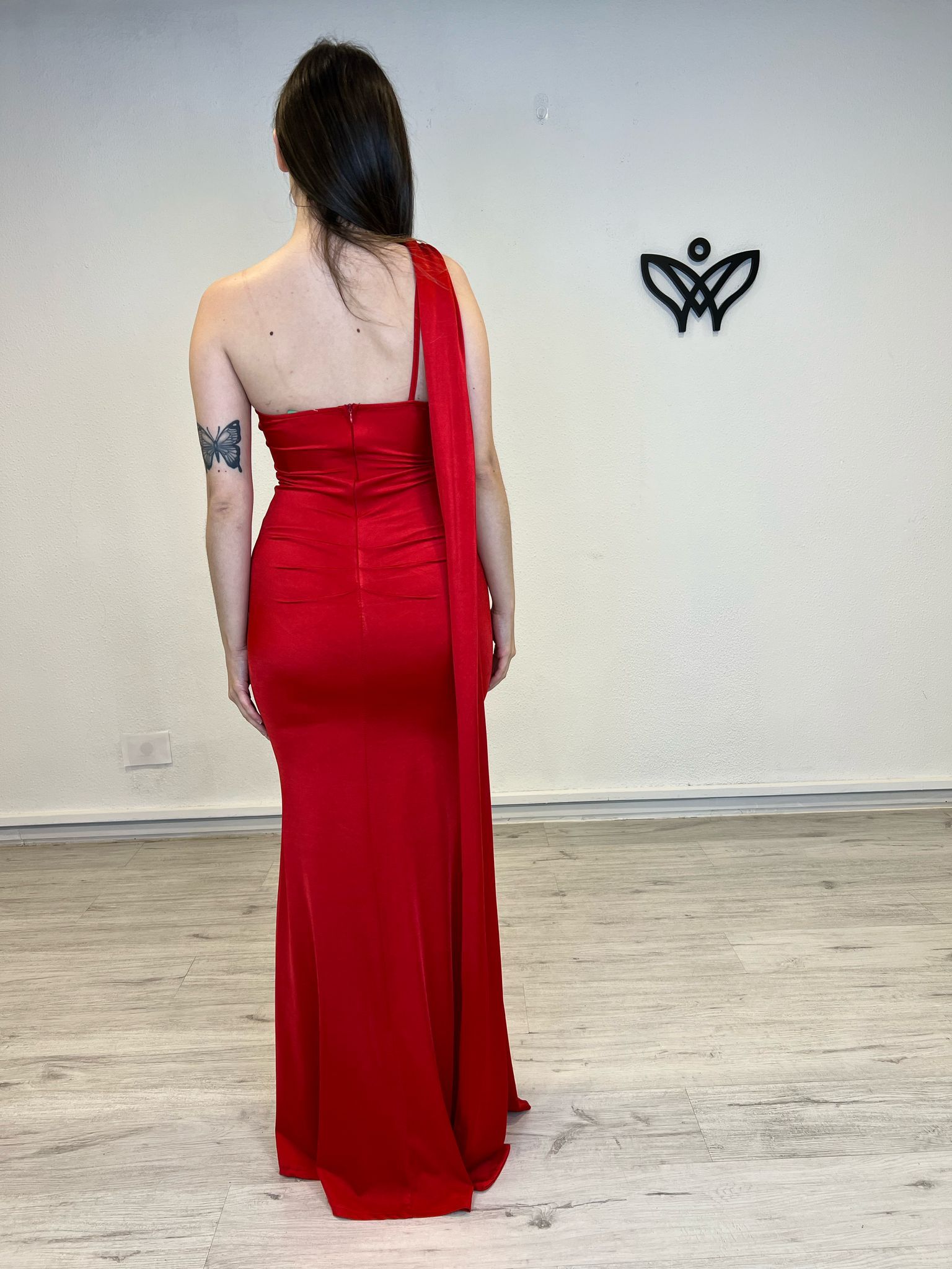 Vestido fiesta largo abertura asimétrico satinado en rojo