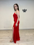 Vestido fiesta largo abertura asimétrico satinado en rojo