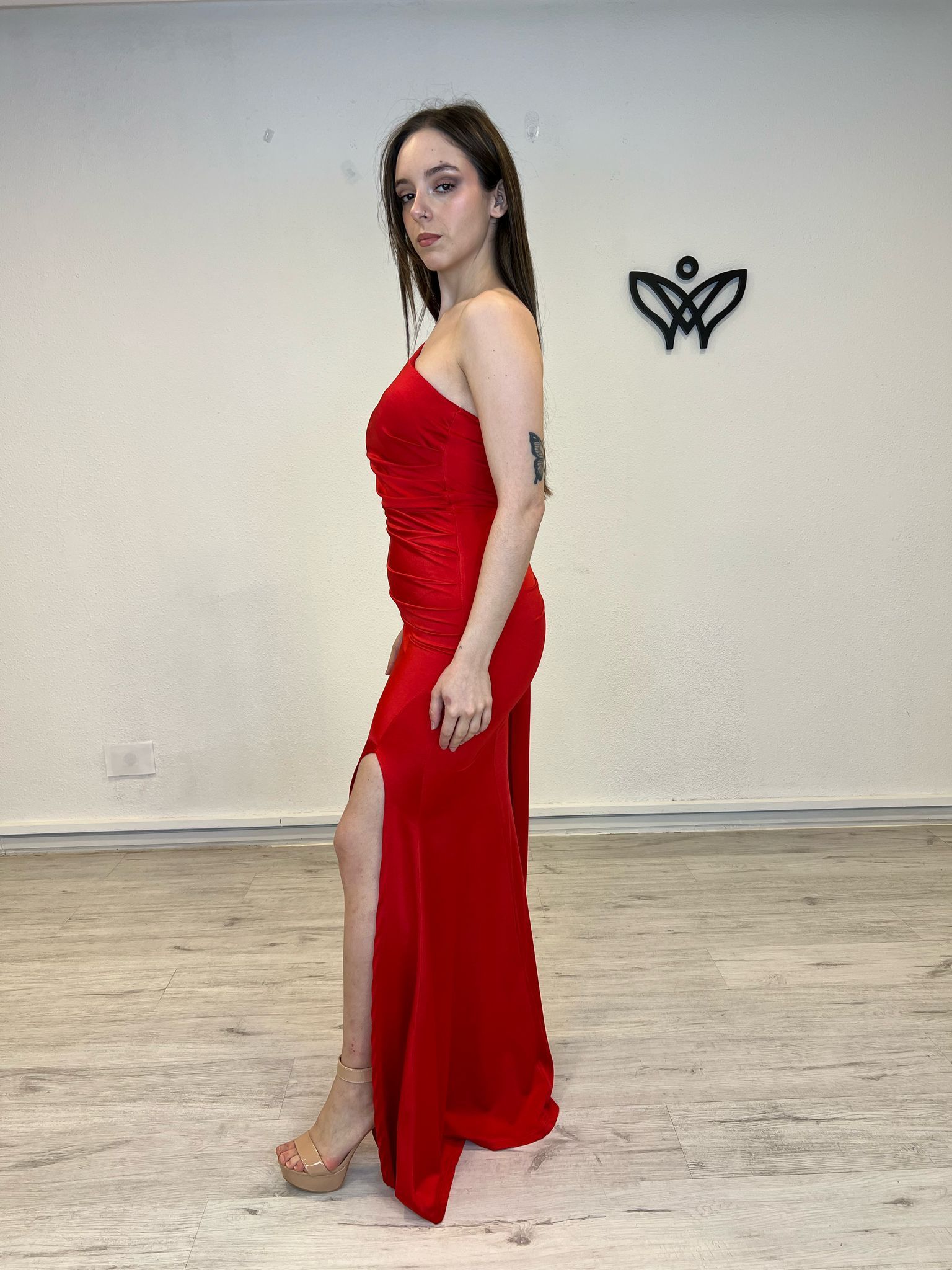 Vestido fiesta largo abertura asimétrico satinado en rojo