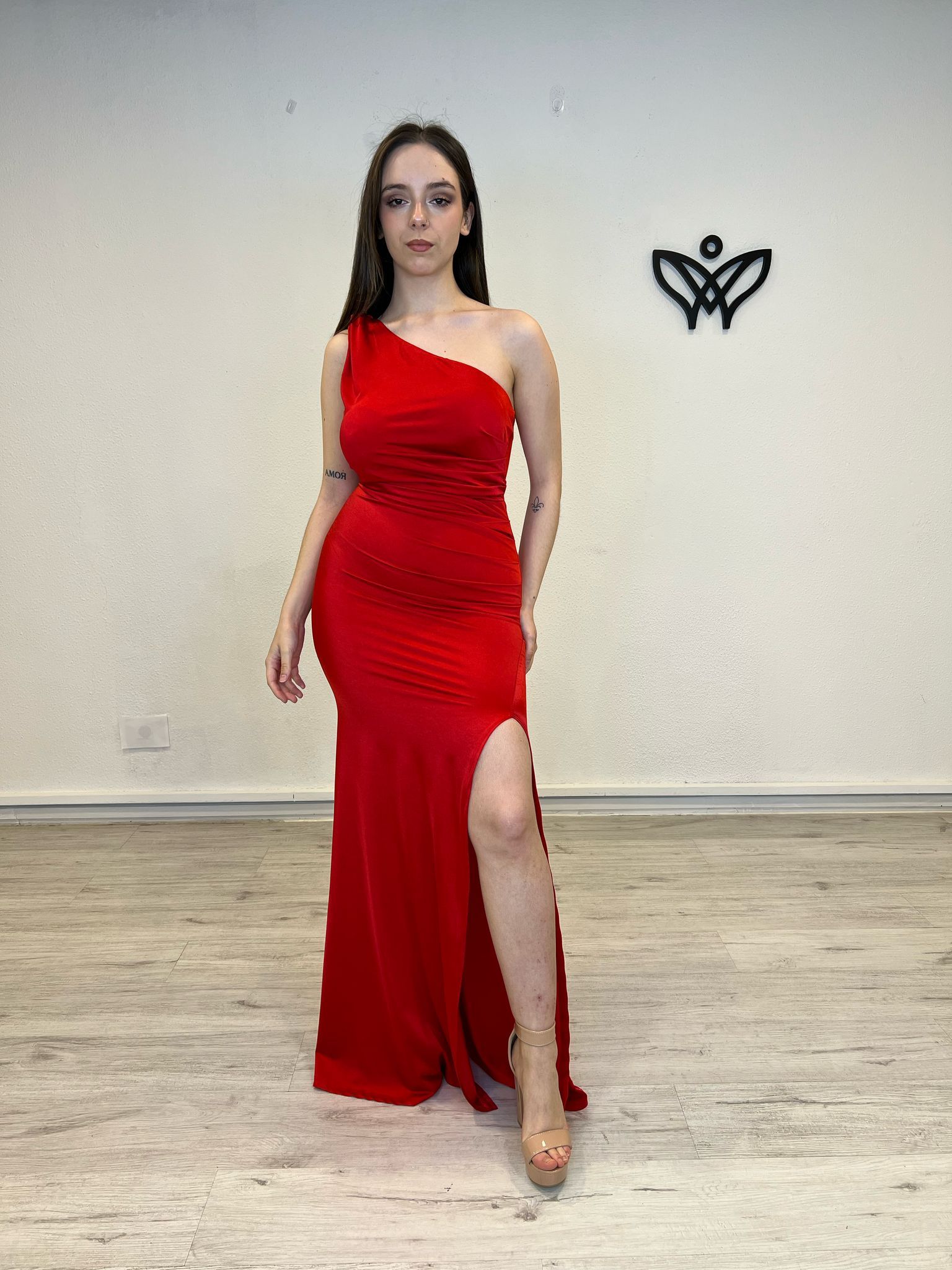 Vestido fiesta largo abertura asimétrico satinado en rojo