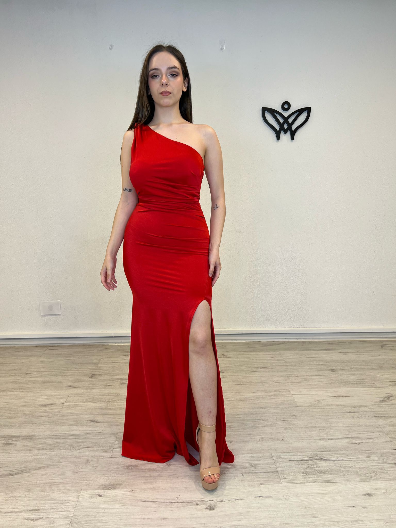 Vestido fiesta largo abertura asimétrico satinado en rojo