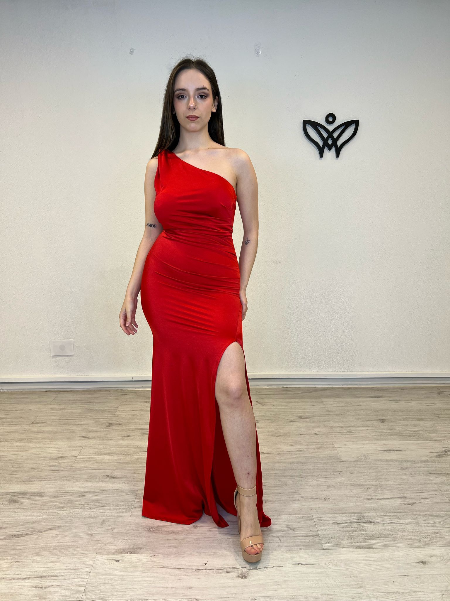 Vestido fiesta largo abertura asimétrico satinado en rojo