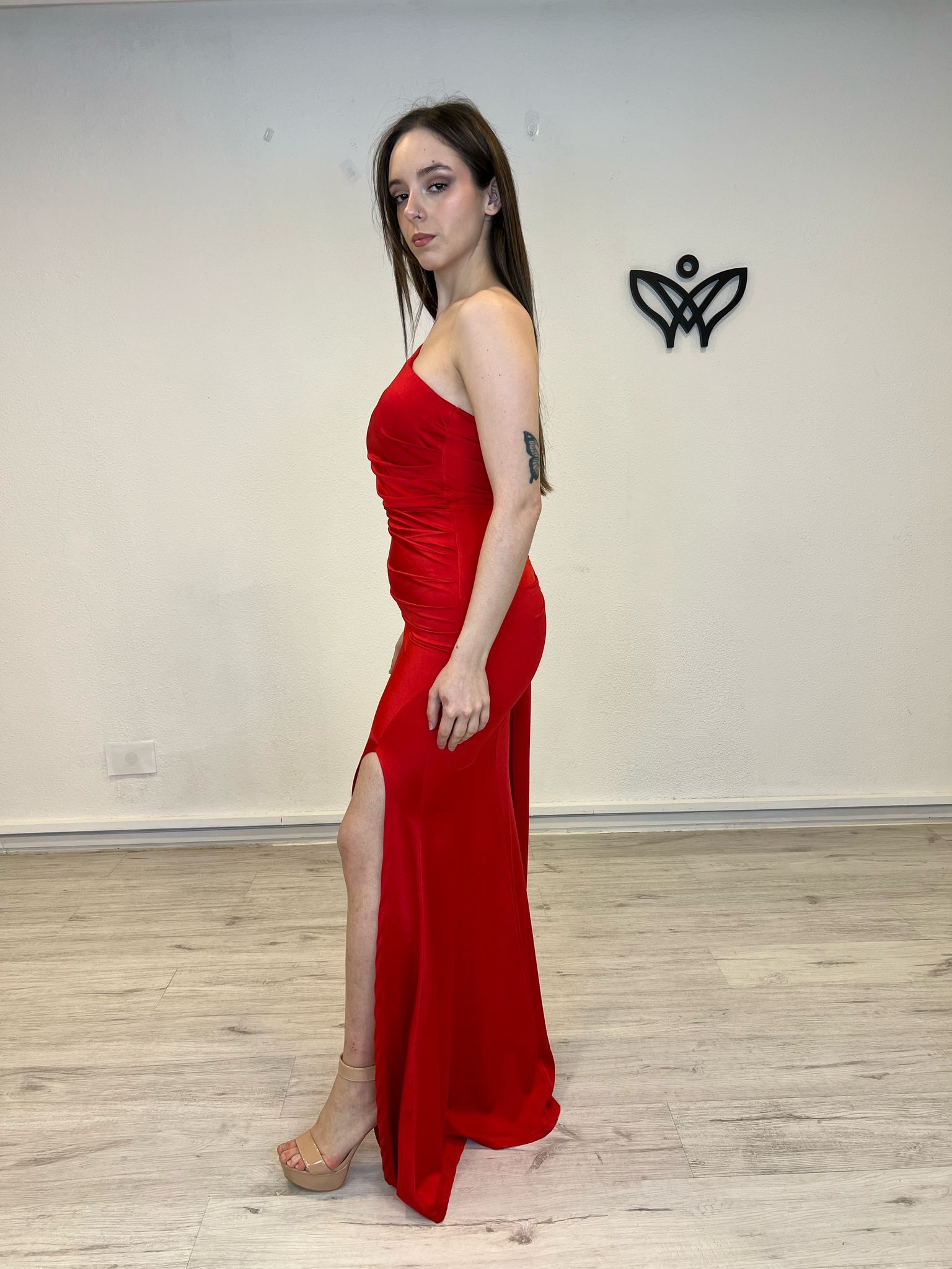 Vestido fiesta largo abertura asimétrico satinado en rojo