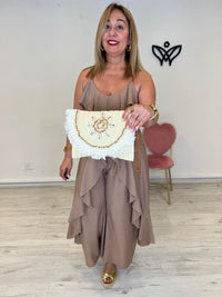 Bolso cartera mano cuadrado rafia abalorios y conchas beis