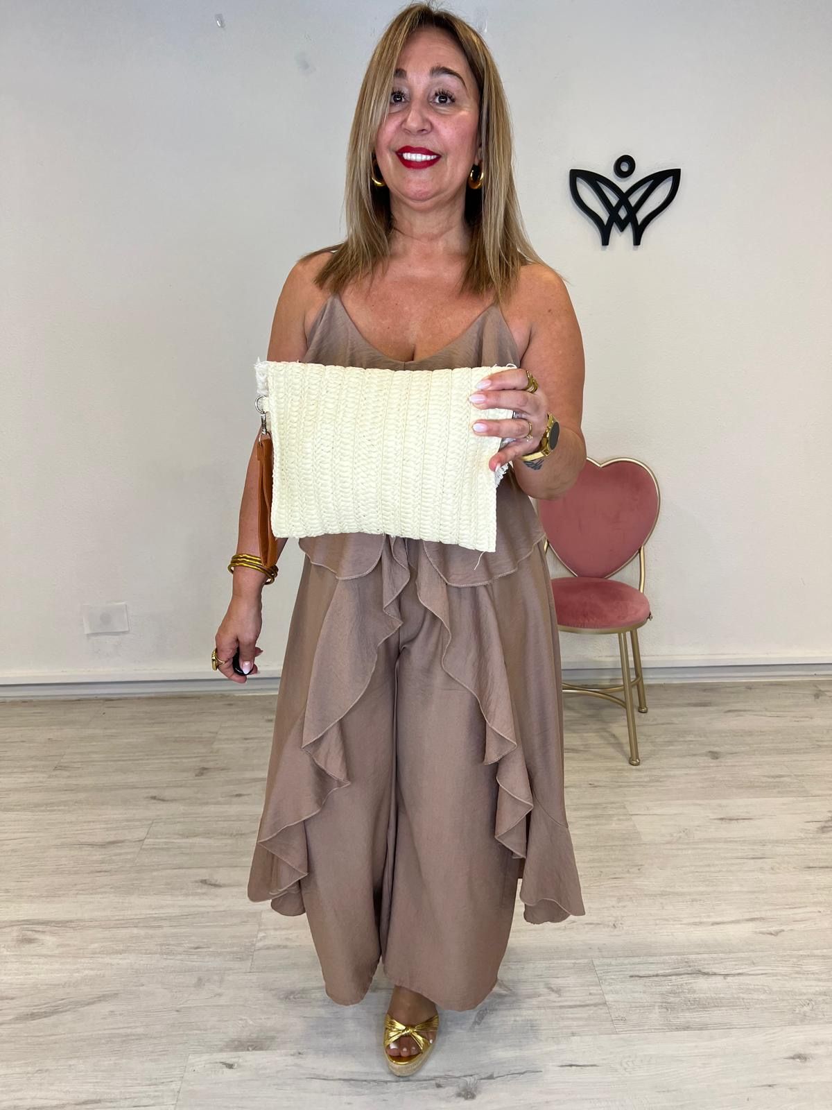 Bolso cartera mano cuadrado rafia abalorios y conchas beis