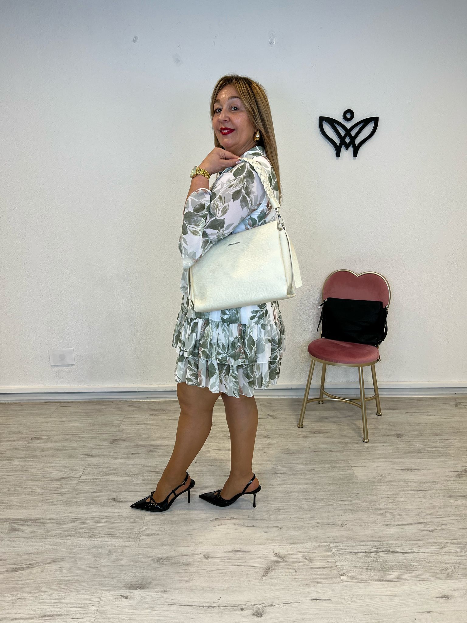 Bolso polipiel cuadrado bolsillos asas trenzadas beis