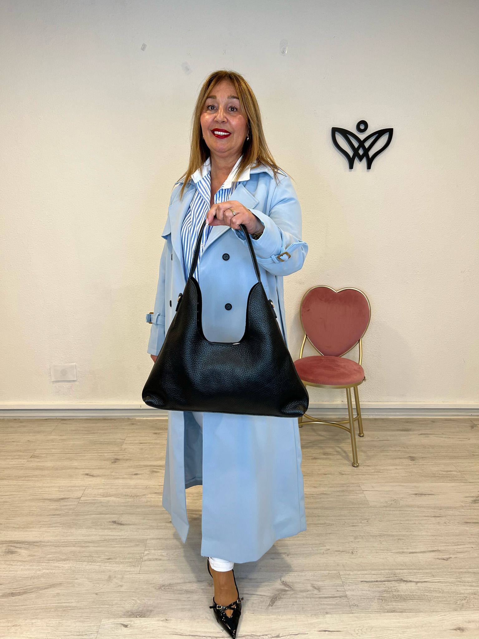 Bolso polipiel media luna con tachuelas negro