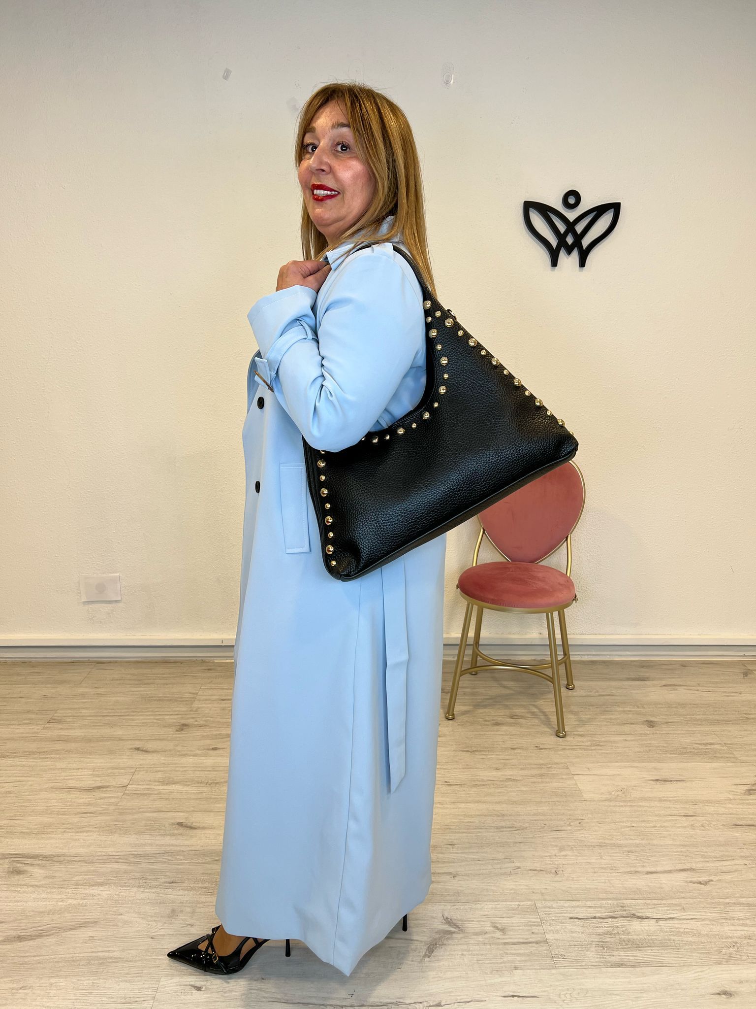 Bolso polipiel media luna con tachuelas negro