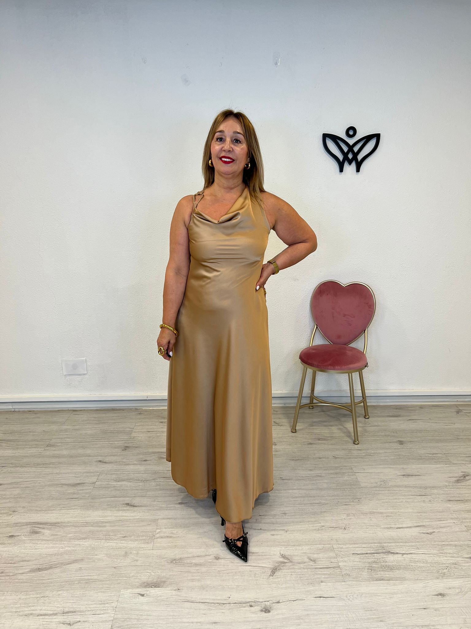 Vestido largo midi satinado con detalle dorado en el asa color dorado