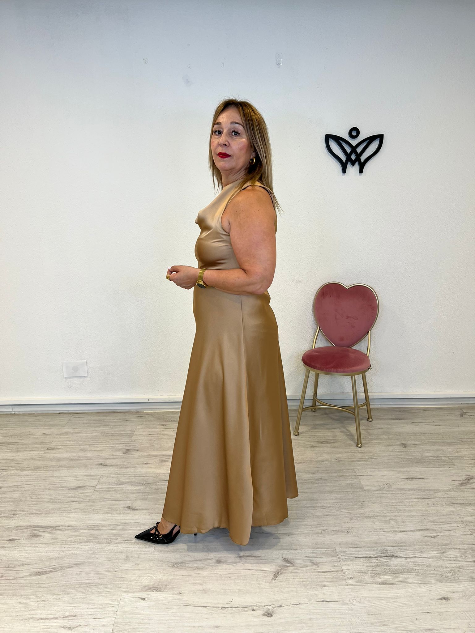 Vestido largo midi satinado con detalle dorado en el asa color dorado